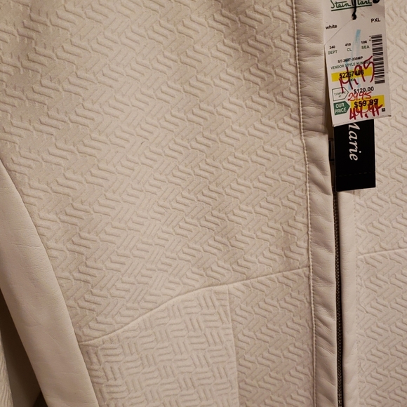 Women's Blazer - Picture 2 of 4